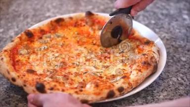 新鲜的披萨，<strong>将一个</strong>意大利香肠披萨切成多片，用比萨饼切割机。